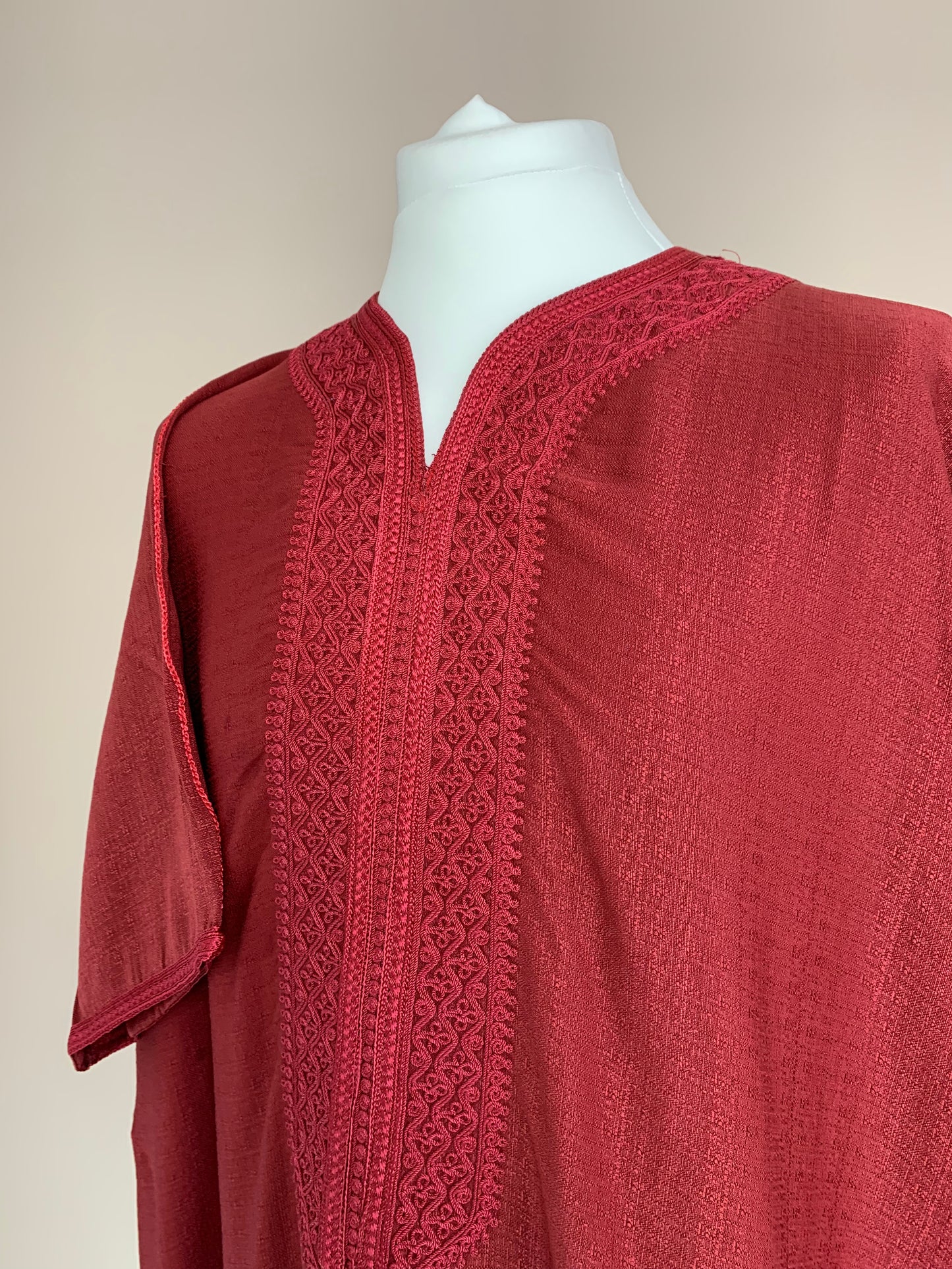 Red linen thobe side zoom