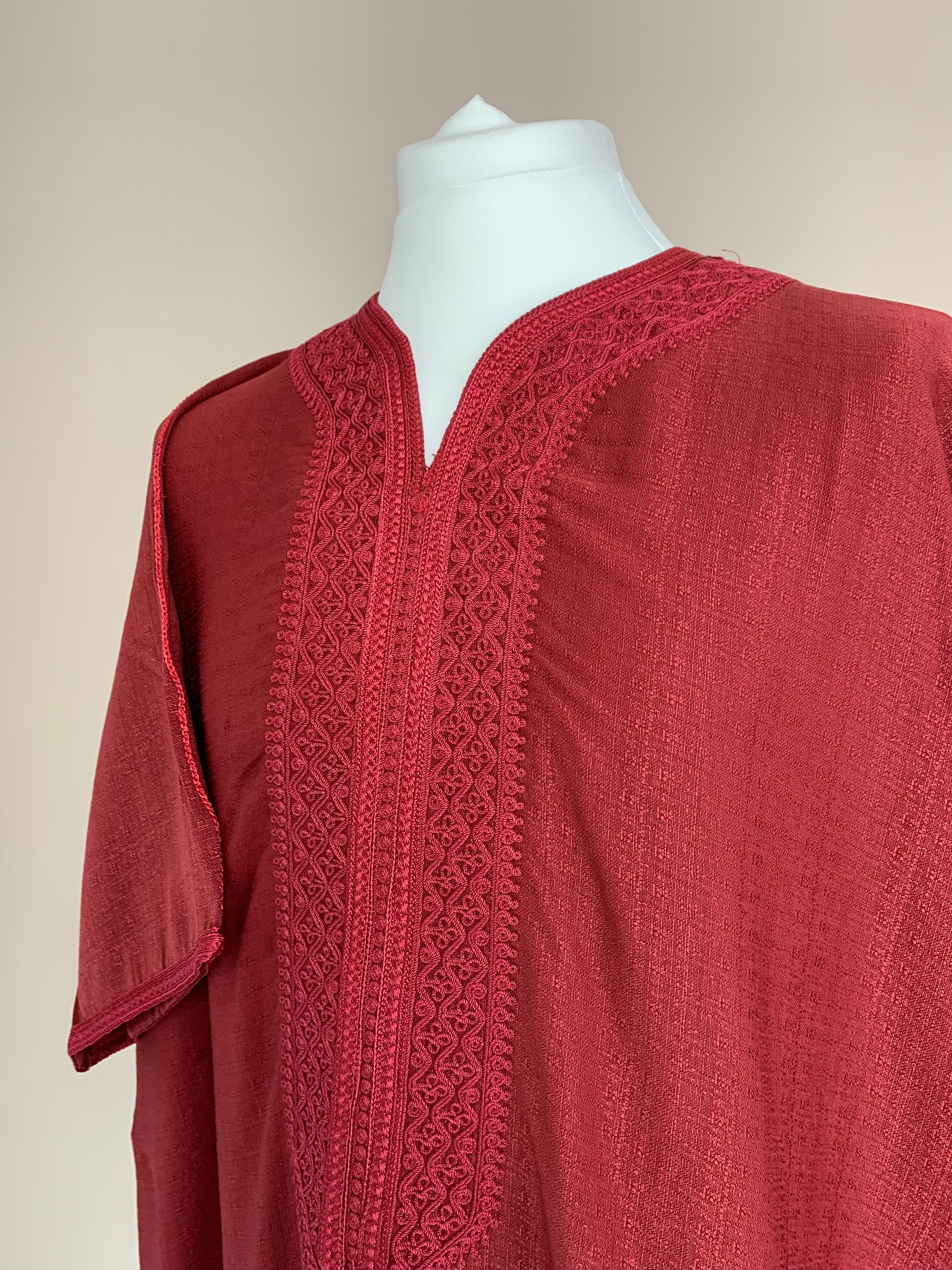Red linen thobe side zoom