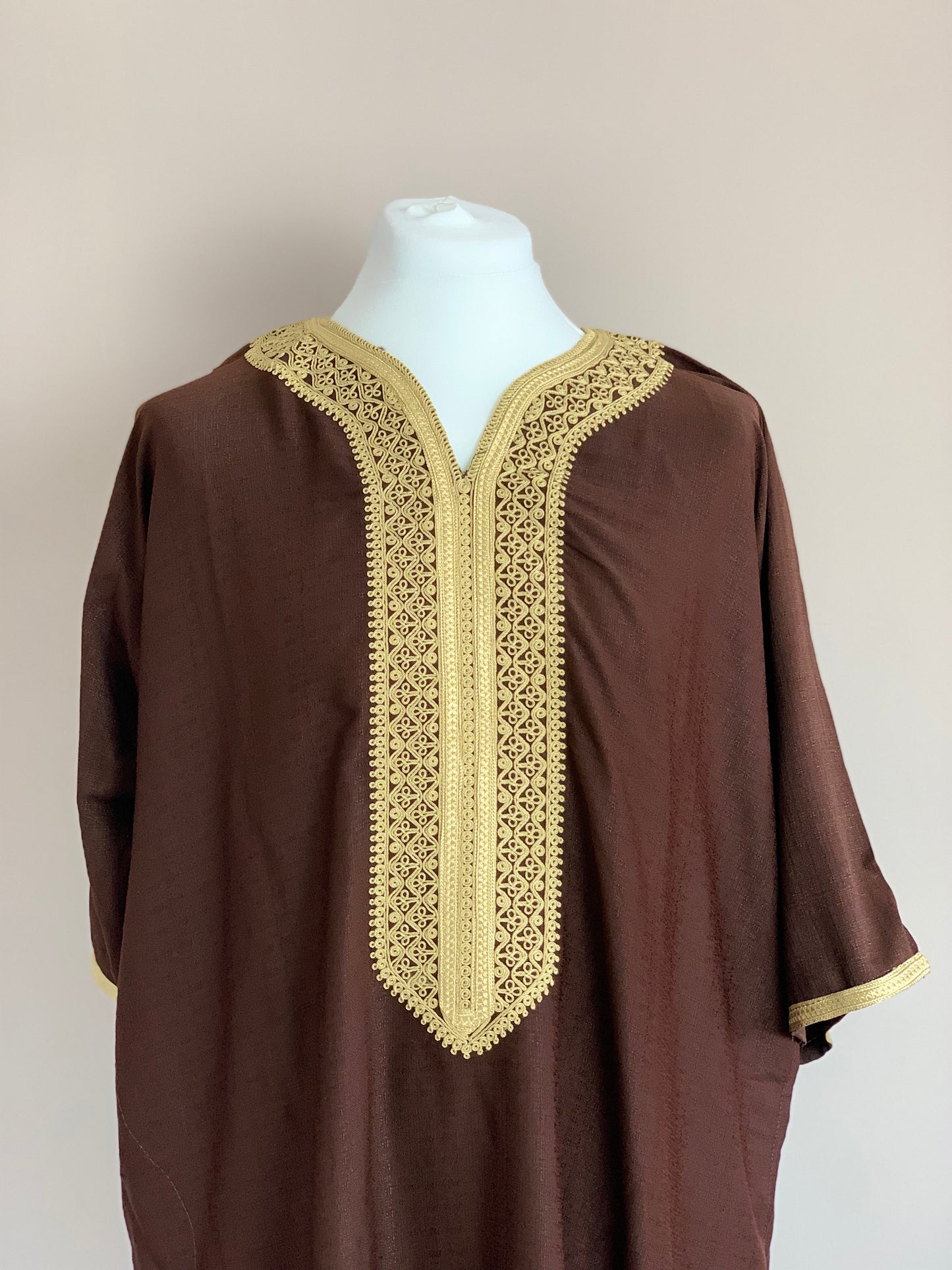 Gold and brown linen thobe chest view