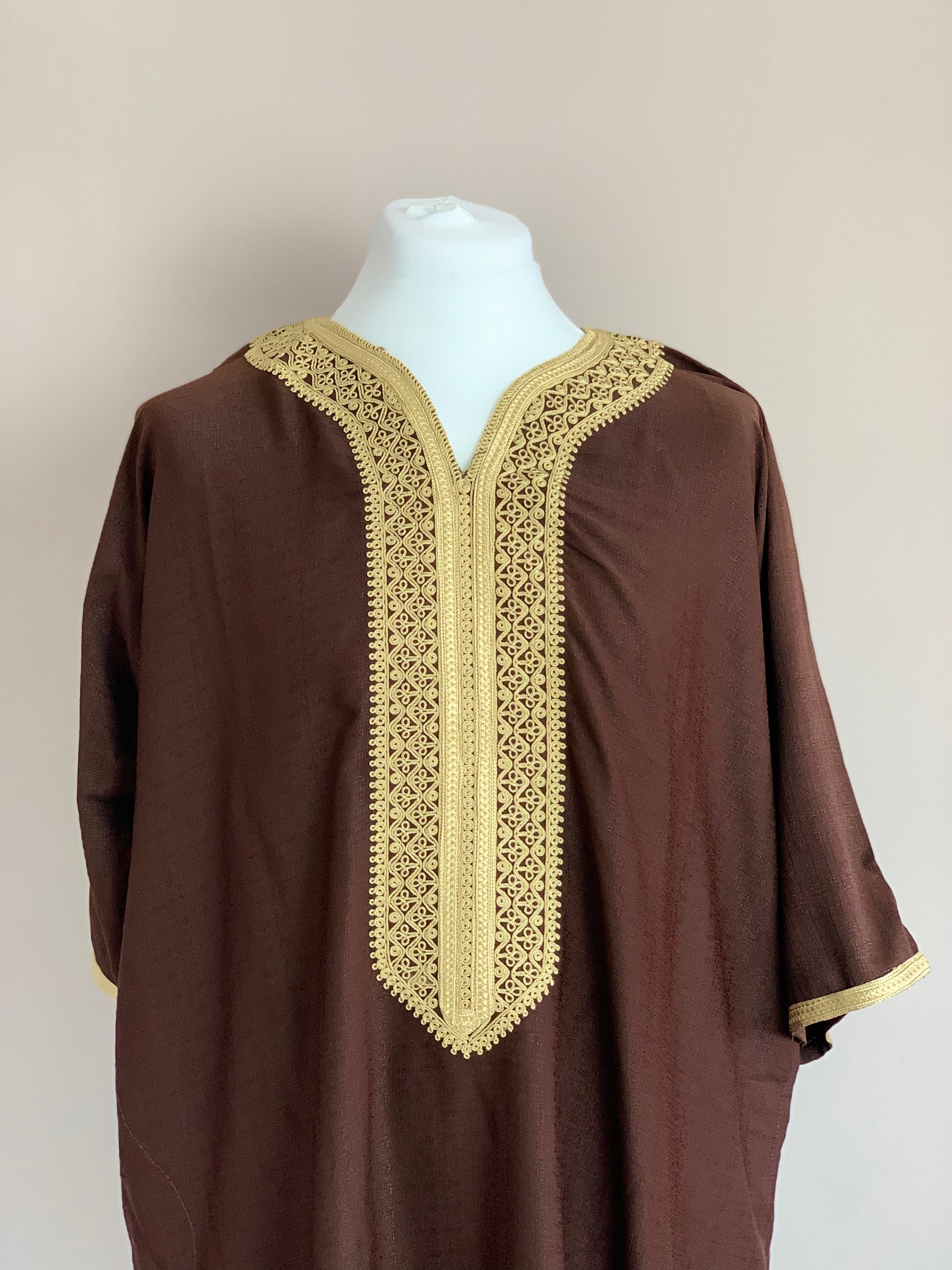 Gold and brown linen thobe chest view