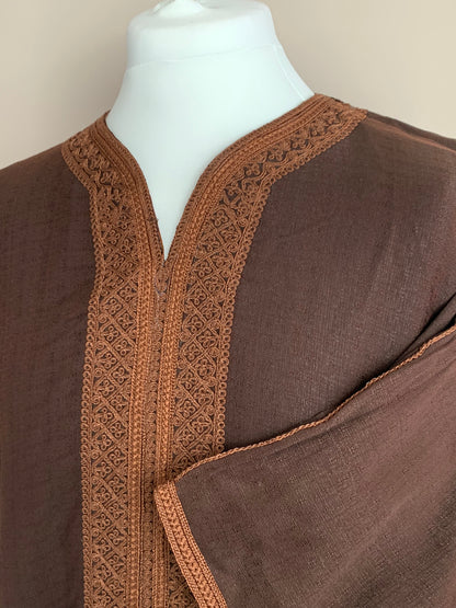 Brown on brown linen thobe zoom in 